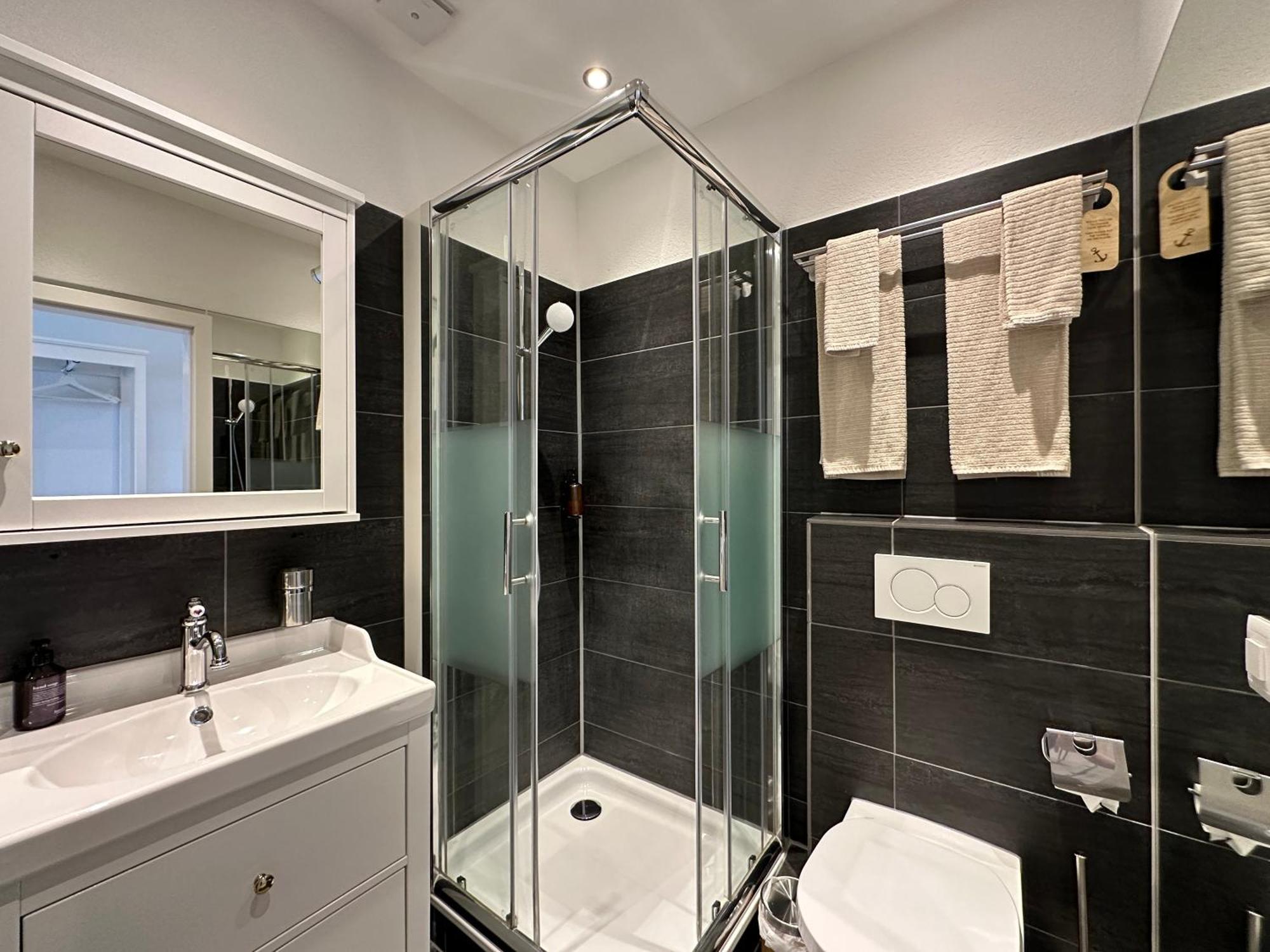 Boutique Niesenblick - Direkt Am Thunersee Gelegen Mit Self Check In & Digitaler Rezeption Oberhofen